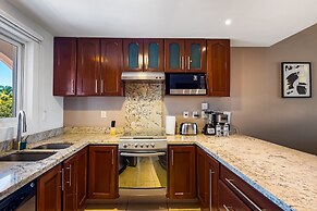 Cozy Condo With Loft, Private Balcony and Gorgeous Shared Pool