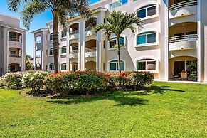 Cozy Condo With Loft, Private Balcony and Gorgeous Shared Pool