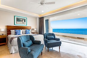 Exquisite Oceanfront Condo With Amazing Pool, Balcony & W/D