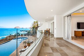 Exquisite Oceanfront Condo With Amazing Pool, Balcony & W/D
