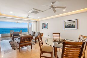 Exquisite Oceanfront Condo With Amazing Pool, Balcony & W/D