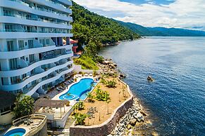Exquisite Oceanfront Condo With Amazing Pool, Balcony & W/D