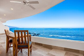 Exquisite Oceanfront Condo With Amazing Pool, Balcony & W/D