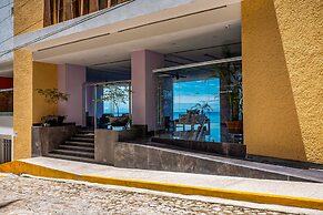 Exquisite Oceanfront Condo With Amazing Pool, Balcony & W/D