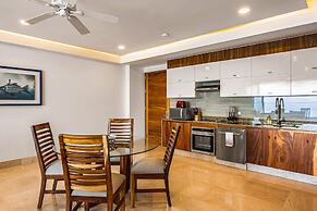 Exquisite Oceanfront Condo With Amazing Pool, Balcony & W/D