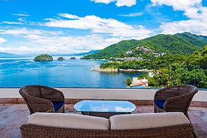 Exquisite Oceanfront Condo With Amazing Pool, Balcony & W/D