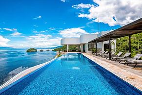 Exquisite Oceanfront Condo With Amazing Pool, Balcony & W/D