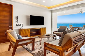 Exquisite Oceanfront Condo With Amazing Pool, Balcony & W/D