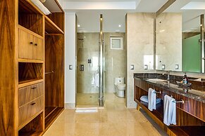 Exquisite Oceanfront Condo With Amazing Pool, Balcony & W/D