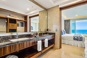 Exquisite Oceanfront Condo With Amazing Pool, Balcony & W/D