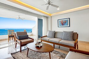 Exquisite Oceanfront Condo With Amazing Pool, Balcony & W/D