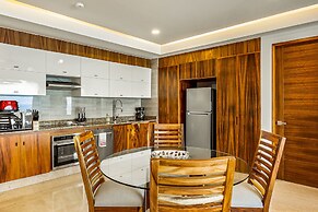 Exquisite Oceanfront Condo With Amazing Pool, Balcony & W/D