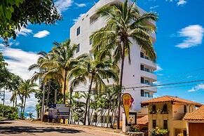 Exquisite Oceanfront Condo With Amazing Pool, Balcony & W/D