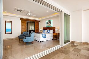 Exquisite Oceanfront Condo With Amazing Pool, Balcony & W/D