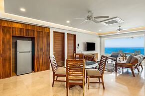 Exquisite Oceanfront Condo With Amazing Pool, Balcony & W/D