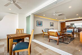 Exquisite Oceanfront Condo With Amazing Pool, Balcony & W/D
