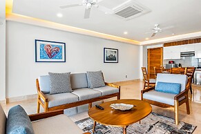 Exquisite Oceanfront Condo With Amazing Pool, Balcony & W/D