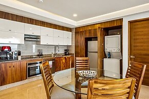 Exquisite Oceanfront Condo With Amazing Pool, Balcony & W/D