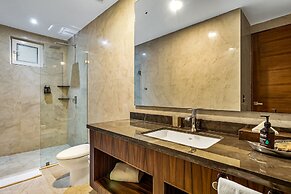Exquisite Oceanfront Condo With Amazing Pool, Balcony & W/D