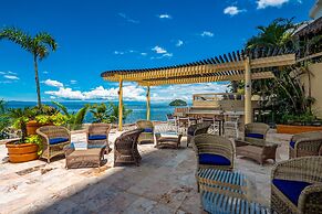 Exquisite Oceanfront Condo With Amazing Pool, Balcony & W/D