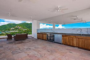 Exquisite Oceanfront Condo With Amazing Pool, Balcony & W/D