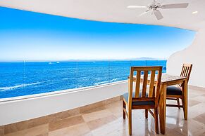 Exquisite Oceanfront Condo With Amazing Pool, Balcony & W/D