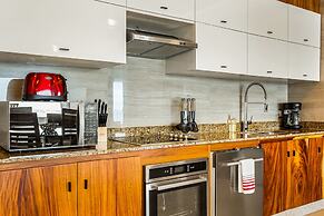 Exquisite Oceanfront Condo With Amazing Pool, Balcony & W/D