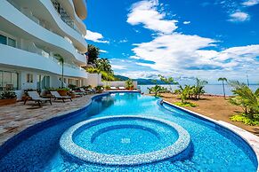 Exquisite Oceanfront Condo With Amazing Pool, Balcony & W/D