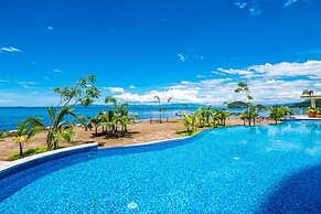 Exquisite Oceanfront Condo With Amazing Pool, Balcony & W/D