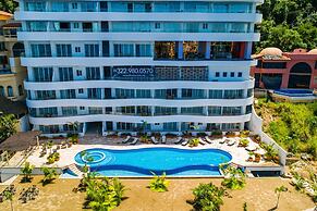 Exquisite Oceanfront Condo With Amazing Pool, Balcony & W/D