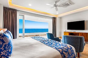 Exquisite Oceanfront Condo With Amazing Pool, Balcony & W/D