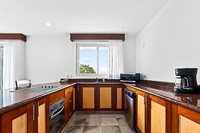 Spacious Suite With Wraparound Terrace, Rooftop Infinity Pool & Resort