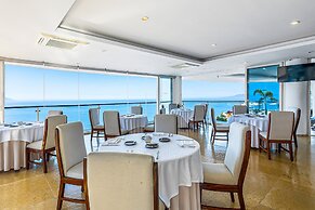 Spacious Suite With Wraparound Terrace, Rooftop Infinity Pool & Resort