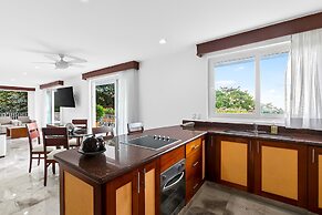Spacious Suite With Wraparound Terrace, Rooftop Infinity Pool & Resort
