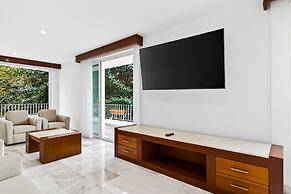 Spacious Suite With Wraparound Terrace, Rooftop Infinity Pool & Resort