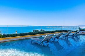 Spacious Suite With Wraparound Terrace, Rooftop Infinity Pool & Resort