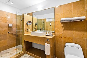 Spacious Suite With Wraparound Terrace, Rooftop Infinity Pool & Resort