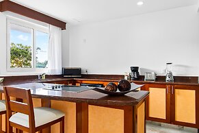 Spacious Suite With Wraparound Terrace, Rooftop Infinity Pool & Resort
