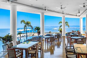 Spacious Suite With Wraparound Terrace, Rooftop Infinity Pool & Resort