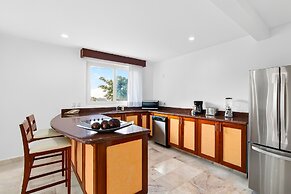 Spacious Suite With Wraparound Terrace, Rooftop Infinity Pool & Resort