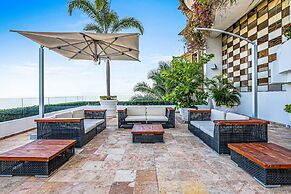 Spacious Suite With Wraparound Terrace, Rooftop Infinity Pool & Resort