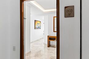 Spacious Suite With Wraparound Terrace, Rooftop Infinity Pool & Resort