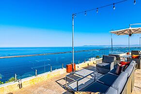 Spacious Suite With Wraparound Terrace, Rooftop Infinity Pool & Resort