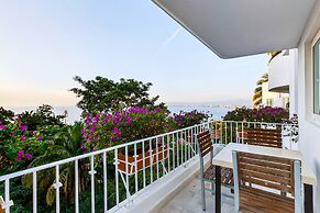 Spacious Suite With Wraparound Terrace, Rooftop Infinity Pool & Resort
