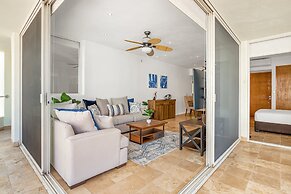 Ocean-view Condo With Resort Pool & Sundeck