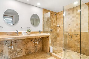Ocean-view Condo With Resort Pool & Sundeck