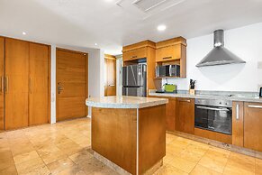 Ocean-view Condo With Resort Pool & Sundeck