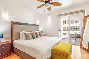 Ocean-view Condo With Resort Pool & Sundeck