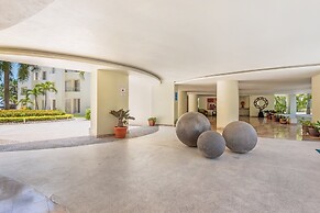 Ocean-view Condo With Resort Pool & Sundeck