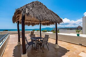 Ocean-view Condo With Resort Pool & Sundeck